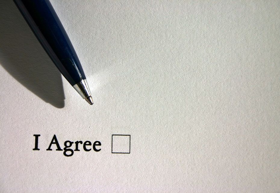 Stift auf Formular mit Text "I agree"