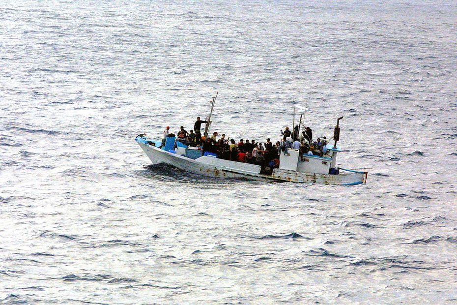 Boot mit Geflüchteten auf dem Meer