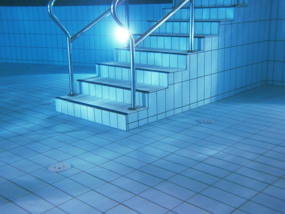 Unterwasserfoto von einer Treppe in einem Schwimmbecken