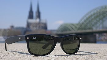 Sonnenbrille mit Rhein und Kölner Dom im Hintergrund