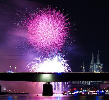 Feuerwerk über dem Rhein mit Kölner Dom im Hintergrund