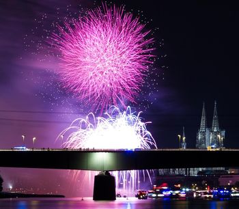 Feuerwerk mit Rhein und Dom in Köln