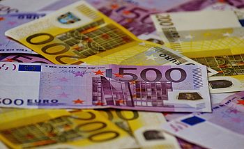 Viele Euroscheine (200 und 500 Euro) liegen durcheinander