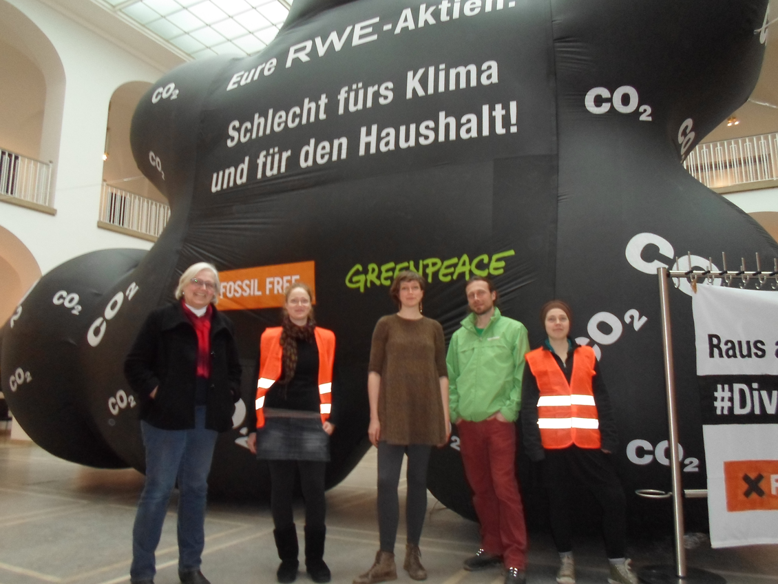 Mehrere Personen vor einem aufblasbaren CO2-Molekül mit Aufschrift "Eure RWE-Aktien: Schlecht fürs Klima und für den Haushalt!"