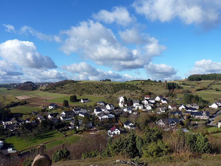 Dorf in Landschaft mit blauem Himmel